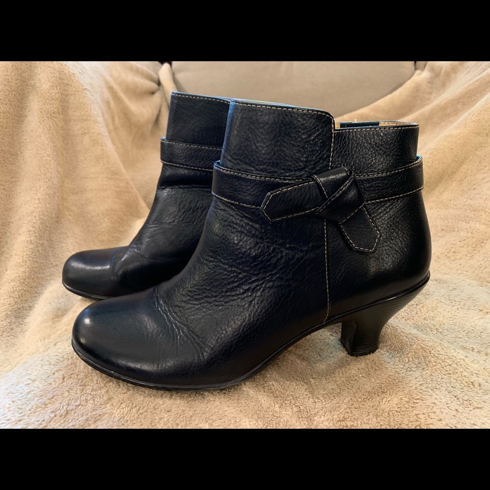 Soft Spots black leather booties EUC
